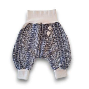 Babyhose aus weißem und dunkelblau gemustertem Stoff mit geometrischem Design, weißen Bündchen und zwei weißen Knöpfen am Bund