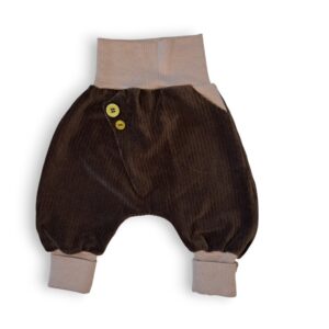 Oliv-farbene Cordhose „957.jpg“ mit weitem Schnitt, hellgrauen Bündchen und zwei grünen Knöpfen, optimal für Stoffwindel- und Tragekinder.