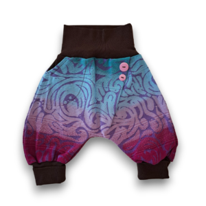 Babyhose mit dunkelbraunen Bündchen und farbig verlaufendem Muster in Blau, Lila und Pink, verziert mit zwei rosa Knöpfen am Bund.