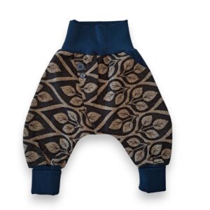 Dunkle Baby-Haremshose mit beigefarbenem Blätter-Muster und dunkelblauen Bündchen sowie drei blauen Knöpfen am vorderen Bund.