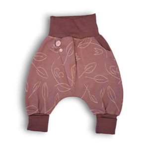 Altrosafarbene Babyhose mit dezentem floralen Muster, Eingrifftaschen, langen Bündchen und rosa Knöpfen, besonders geeignet für Stoffwindel- und Tragekinder.