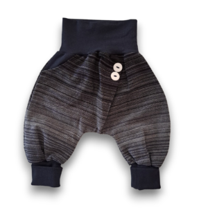 Babyhose aus dunkelblauem Stoff mit feinem Streifenmuster, dunkelblauen Bündchen und zwei weißen Knöpfen am Bund.