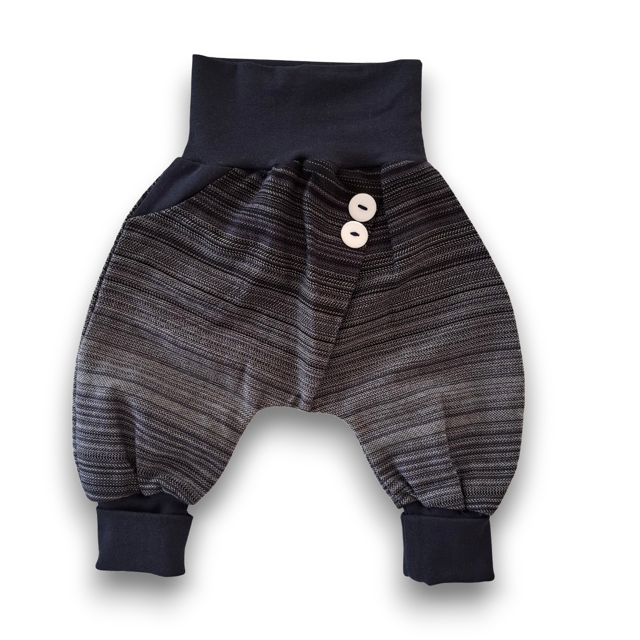 Babyhose aus dunkelblauem Stoff mit feinem Streifenmuster, dunkelblauen Bündchen und zwei weißen Knöpfen am Bund.