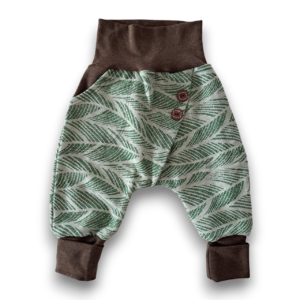 Gemusterte Babyhose aus Baumwolljacquard mit grünem Federmotiv und braunen Bündchen sowie zwei dekorativen braunen Knöpfen am Bund