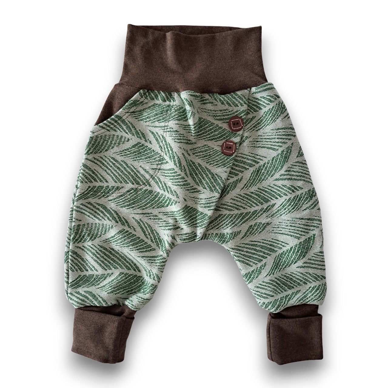 Gemusterte Babyhose aus Baumwolljacquard mit grünem Federmotiv und braunen Bündchen sowie zwei dekorativen braunen Knöpfen am Bund