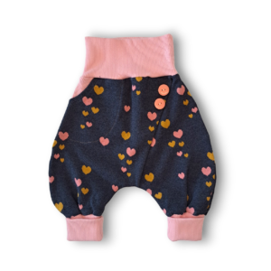 Dunkelblaue Baby-Haremshose mit rosa und senfgelben Herzchen, rosa Bündchen und zwei rosa Knöpfen am Bund