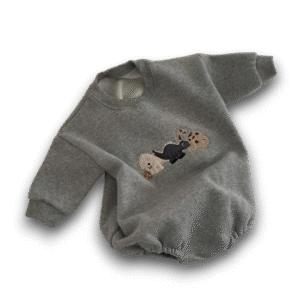Graumelierter Baby-Strampler mit aufgestickten, niedlichen Tiermotiven, darunter ein Hund, eine Katze und ein Kaninchen, aus weichem Baumwollstoff
