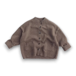 Braune, grobgestrickte Kinderjacke mit Knopfleiste und zwei gemusterten Taschen vorne