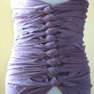 Bengkung Belly Bind Lavina in Flieder – handgebundene Bauchbinde aus Baumwolle