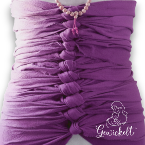 Violetter Bengkung Belly Bind von "Gewickelt" um den Oberkörper gebunden, mit Mutter-Kind-Logo und Perlenkette.