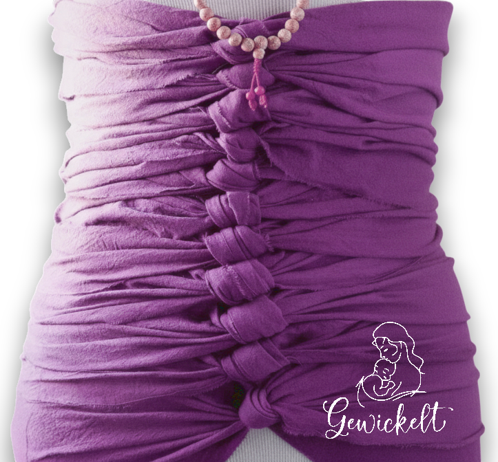 Violetter Bengkung Belly Bind von "Gewickelt" um den Oberkörper gebunden, mit Mutter-Kind-Logo und Perlenkette.