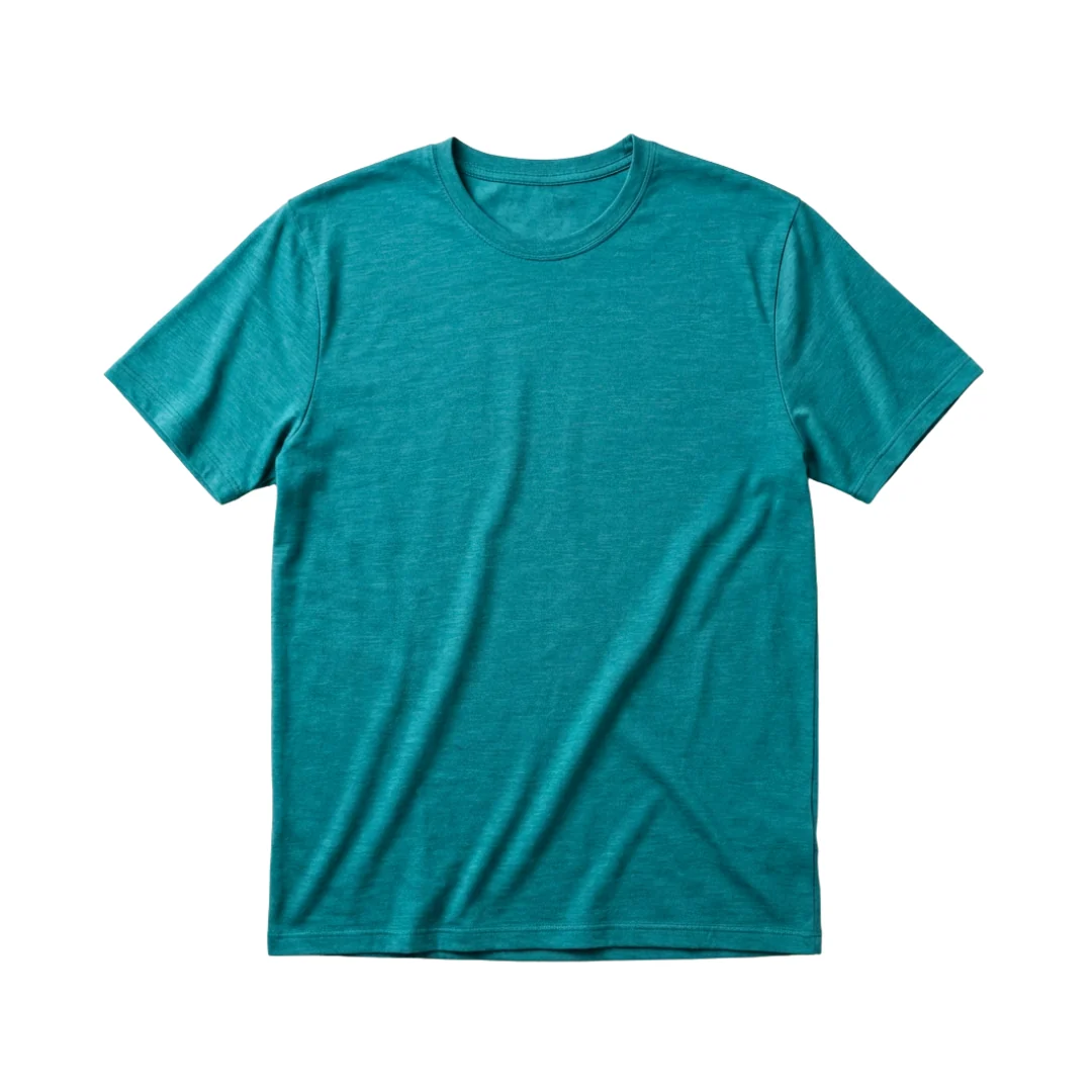 Ein Mann trägt ein smaragdgrünes Herren-T-Shirt aus Merino-Seide von heywool