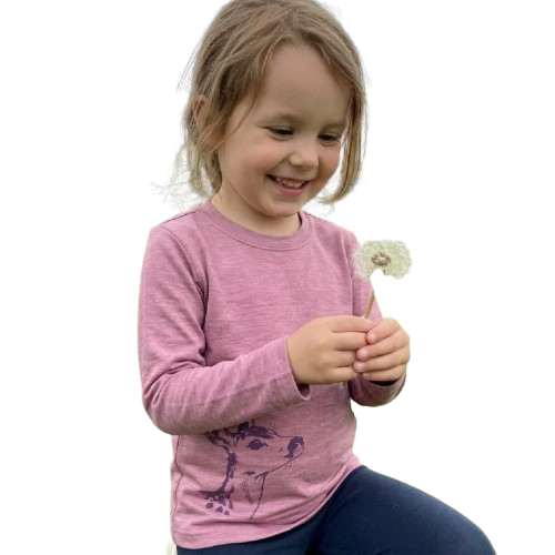Ein Kind trägt ein altrosafarbenes Kinder-Langarmshirt aus Merino-Seide mit Reh-Print und hält eine Pusteblume von heywool