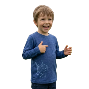 Ein Kind trägt ein royalblaues Kinder-Langarmshirt aus Merino-Seide mit Luchs-Print von heywool