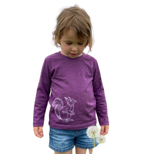 Ein Kind trägt ein lilafarbenes Kinder-Langarmshirt aus Merino-Seide mit Eichhörnchen-Print von heywool