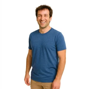 Ein Mann trägt ein royalblaues Herren-T-Shirt aus Merino-Seide von heywool