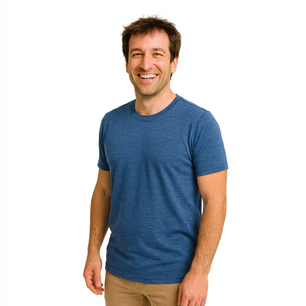 Ein Mann trägt ein royalblaues Herren-T-Shirt aus Merino-Seide von heywool