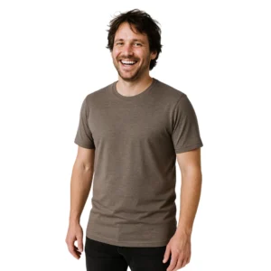 Ein Mann trägt ein muskatbraunes Herren-T-Shirt aus Merino-Seide von heywool