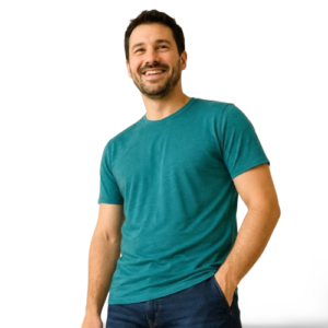 Ein Mann trägt ein smaragdgrünes Herren-T-Shirt aus Merino-Seide von heywool