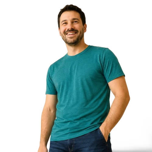 Ein Mann trägt ein smaragdgrünes Herren-T-Shirt aus Merino-Seide von heywool