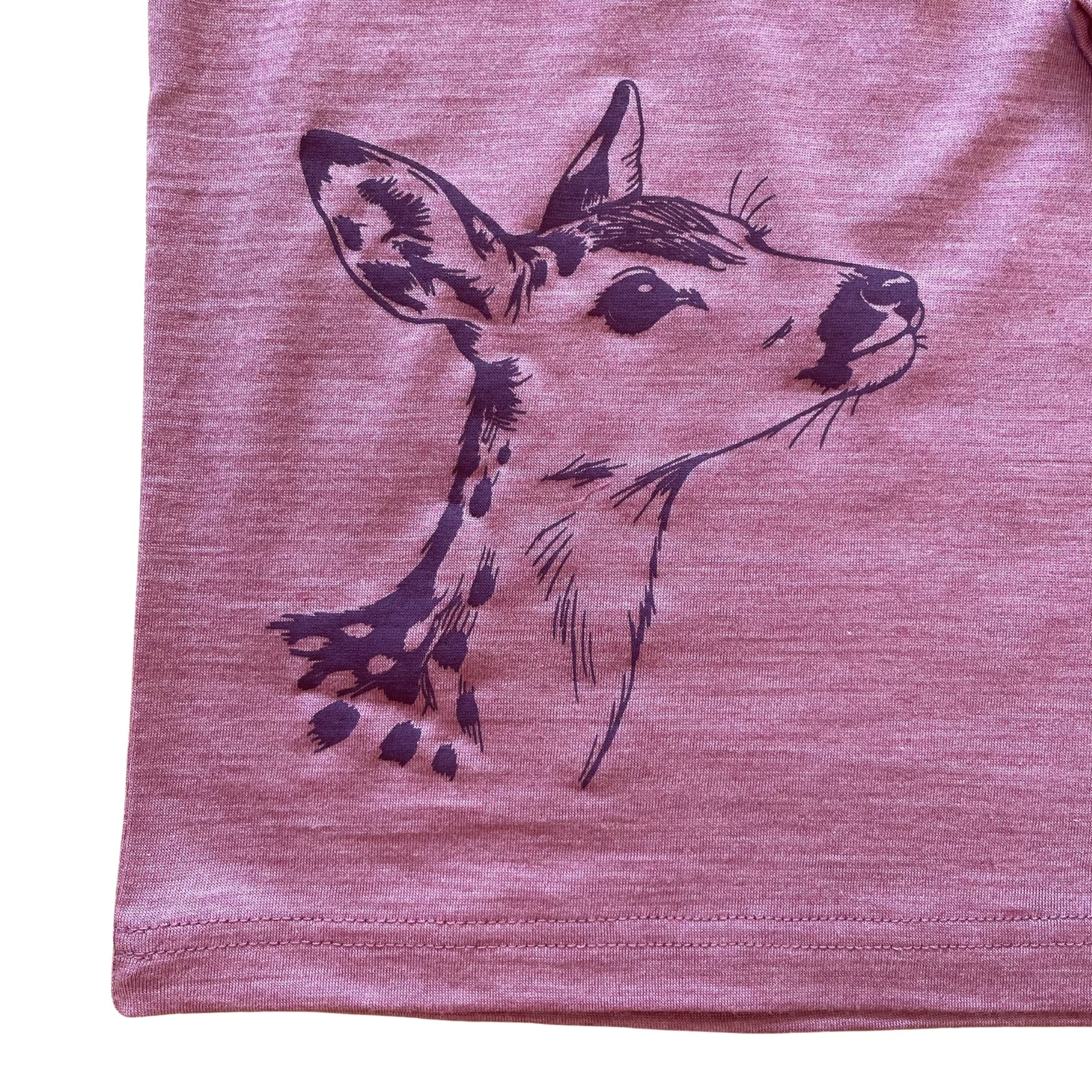 Detailansicht des dunkelvioletten Rehkitz-Prints auf dem altrosafarbenen Kinder-Langarmshirt aus Merino-Seide von heywool