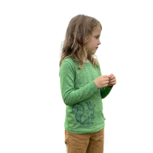 Ein Kind trägt ein waldgrünes Kinder-Langarmshirt aus Merino-Seide mit Eichhörnchen-Print von heywool