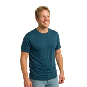 Ein Mann trägt ein petrolfarbenes Herren-T-Shirt aus Merino-Seide von heywool