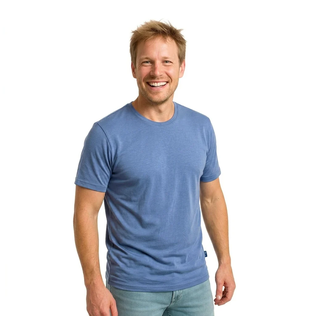 Ein Mann trägt ein lavendelblaues Herren-T-Shirt aus Merino-Seide von heywool