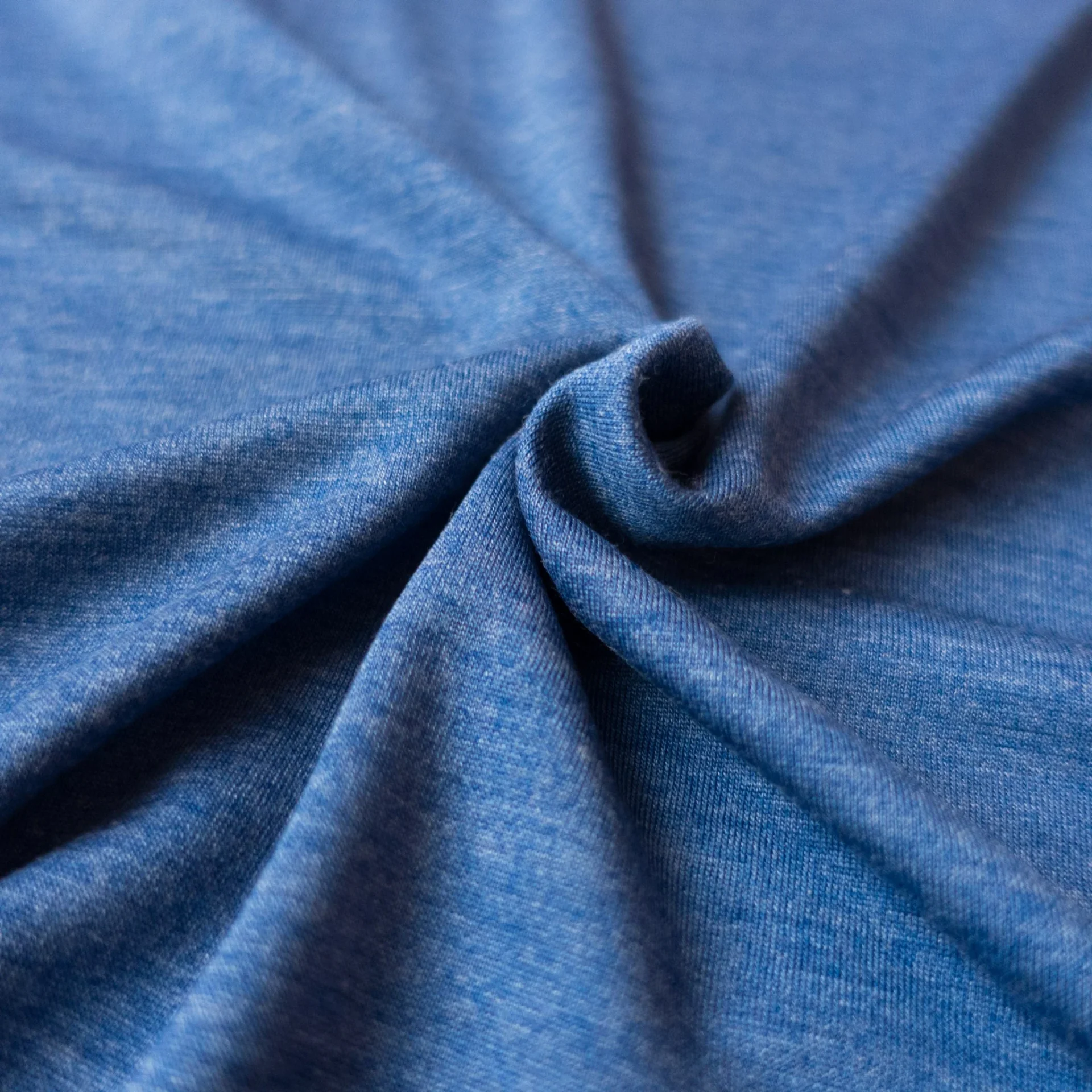 Detailansicht der feinen Stoffstruktur des royalblauen T-Shirts aus Merino-Seide von heywool